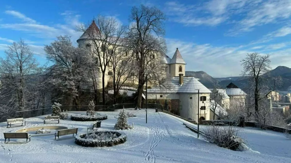 Z velenjskega jezera se vidi &scaron;o&scaron;tanjska Termoelektrarna. F Mojca Marot