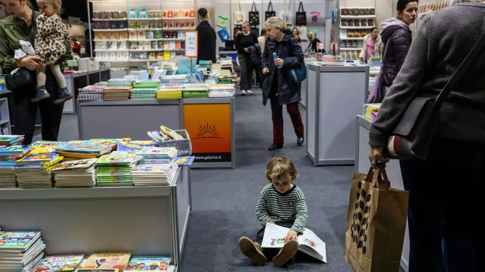 - branje knjige- 26.11.2025. - Kjižni sejem 2025,.//FOTO: Bojan Velikonja