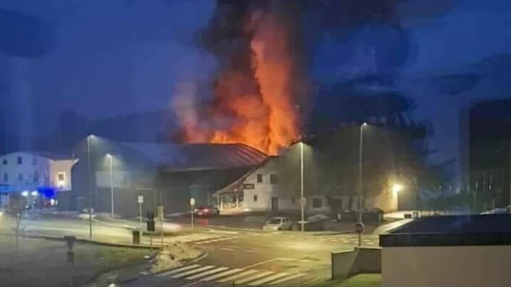 Zagorelo je v zabojniku z rekviziti &scaron;portnega dru&scaron;tva Dolomiti. 