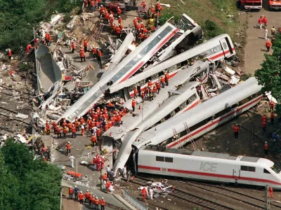 Železni&scaron;ka nesreča leta 1998 v nem&scaron;kem kraju Eschede, kjer je umrl 101 človek. 