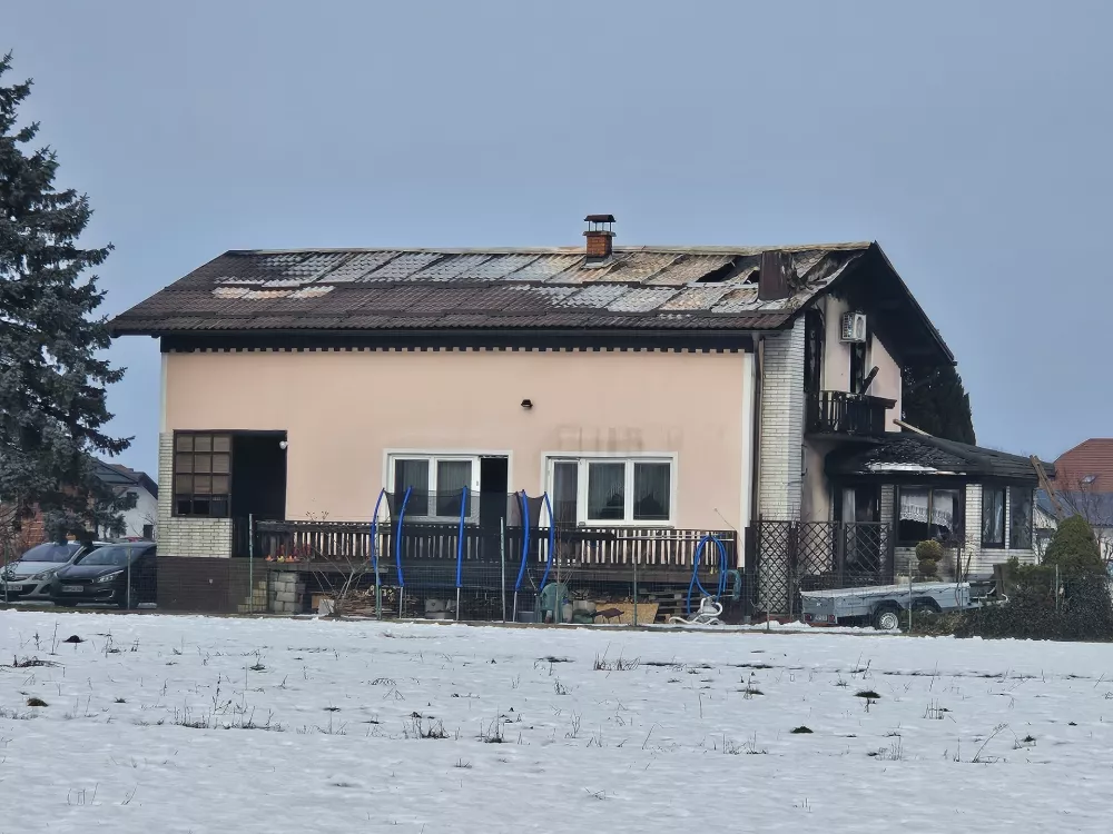 Ptuj, Drazenci.V pozaru v stanovanjski hisi v okolici Ptuja je zivljenje izgubil en otrok, drugega pa so odpeljali v bolnisnico.