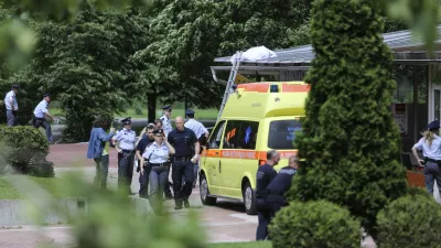- 23.05.2014 - Smrtnikova ulica v Ljubljani - moški je z otrokom v naročju skočil skozi okno bloka v 7. nadstropju.- moški in otrok - samomor - nesreča    //FOTO: Jaka Gasar