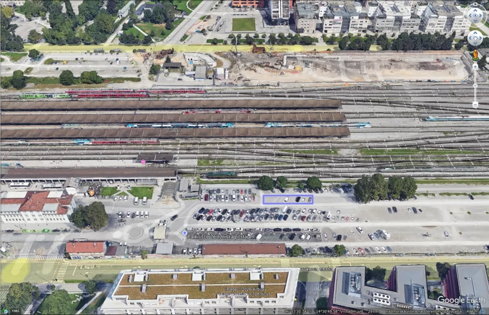 Vrisana začasna lokacija lokacijo kolesarskih stojal. Foto: Miha Pav&scaron;ek