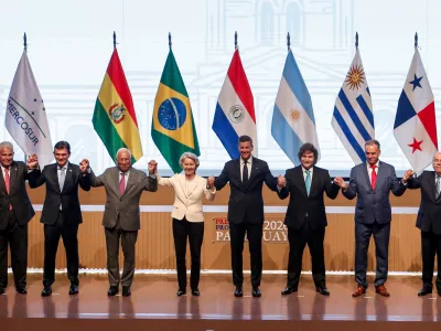 Panama's President Jose Raul Mulino, Bolivia's President Rodrigo Paz, European Council President Antonio Costa, European Commission President Ursula von der Leyen, Paraguay's President Santiago Pena, Argentina's President Javier Milei, Uruguay's President Yamandu Orsi and Brazil's Foreign Minister Mauro Vieira hold each other's hands, as authorities of the European Union and the South American bloc Mercosur sign a free trade agreement, ending more than 25 years of negotiations, in Asuncion, Paraguay, January 17, 2026. REUTERS/Cesar Olmedo