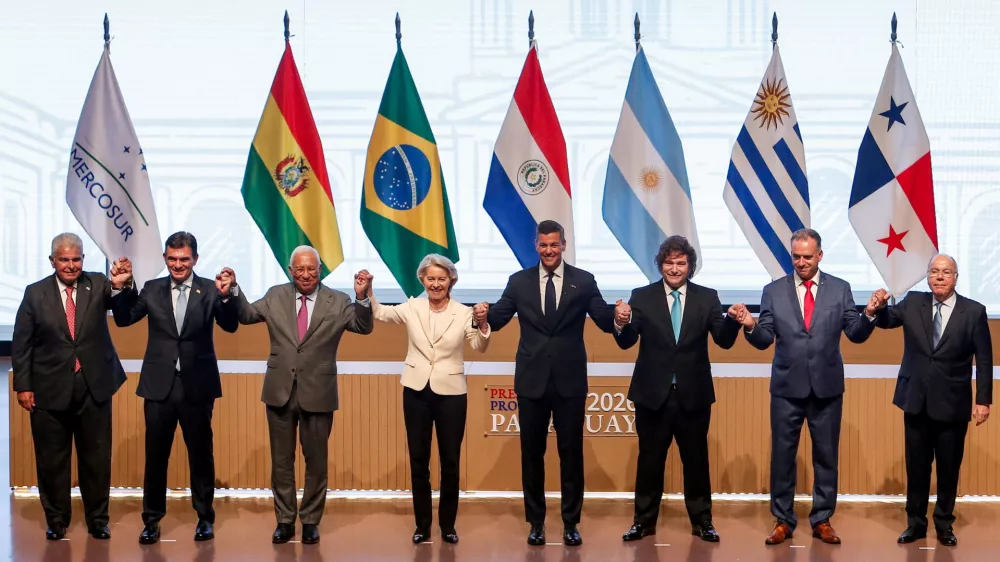 Panama's President Jose Raul Mulino, Bolivia's President Rodrigo Paz, European Council President Antonio Costa, European Commission President Ursula von der Leyen, Paraguay's President Santiago Pena, Argentina's President Javier Milei, Uruguay's President Yamandu Orsi and Brazil's Foreign Minister Mauro Vieira hold each other's hands, as authorities of the European Union and the South American bloc Mercosur sign a free trade agreement, ending more than 25 years of negotiations, in Asuncion, Paraguay, January 17, 2026. REUTERS/Cesar Olmedo
