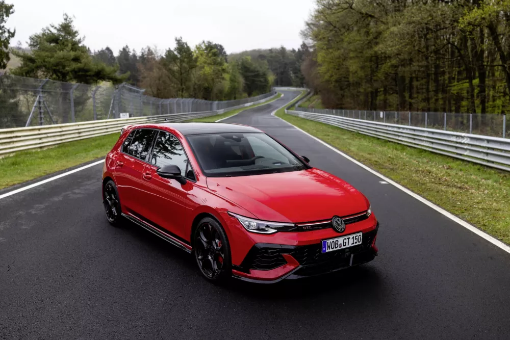 Golf GTI edition 50, ki je na voljo ob 50. obletnici modela, je z močjo 325 konjev (239 kW) najmočnej&scaron;i serijski GTI do zdaj. Z mesta do hitrosti 100 km/h rabi vsega 5,3 sekunde, njegova najvi&scaron;ja hitrost zna&scaron;a 270 km/h. / Foto: Volkswagen