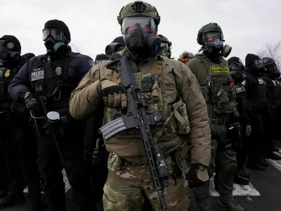 Members of U.S. Customs and Border Protection (CBP) and other law enforcement officials stand guard, in front of the Bishop Henry Whipple Federal Building, during a protest more than a week after an ICE agent fatally shot Renee Nicole Good, in Minneapolis, Minnesota, U.S., January 17, 2026. REUTERS/Seth Herald  TPX IMAGES OF THE DAY / Foto: Seth Herald