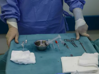 - operacija - kirur&scaron;ka odstranitev bolne, raz&scaron;irjene in nekompetentne vene - endovaskularni poseg - endovensko zdravljenje kronične venske insuficience - zdravljenje - zdravstvo -- 17.02.2020 &ndash; Dermatovenerolo&scaron;ka klinika UKC Ljubljana &ndash; Dermatokirurgija -  //FOTO: Luka Cjuha.