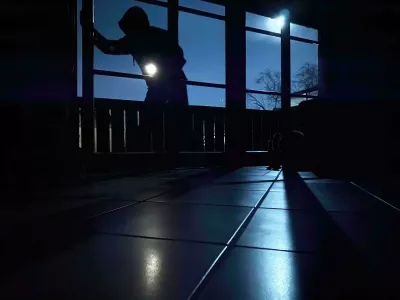 Petintridesetletnik obtožbe o 54 vlomih v hi&scaron;e zaenkrat &scaron;e ne komentira. F Reuters 