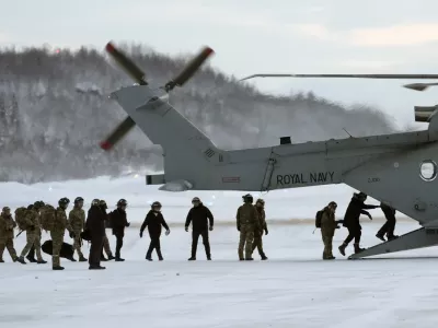 15 January 2026, Norway, Bardufoss: UK&nbsp;Foreign Secretary Yvette Cooper boards a helicopter to travel to mauken Training Area as part of her visit to Norway to discuss Russian and Chinese threats to the Arctic and Nato's presence in the region. Photo: Stefan Rousseau/PA Wire/dpa