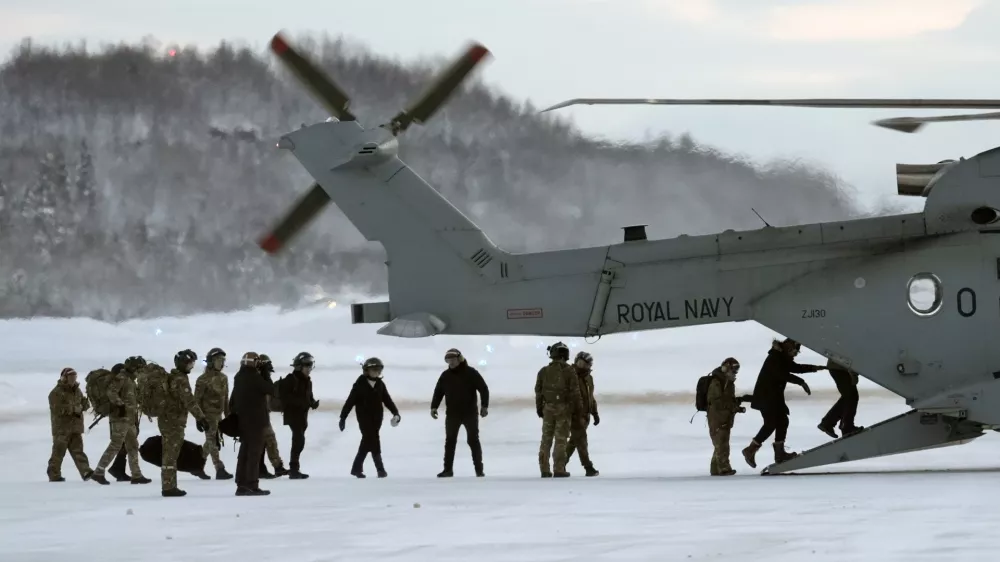 15 January 2026, Norway, Bardufoss: UK&nbsp;Foreign Secretary Yvette Cooper boards a helicopter to travel to mauken Training Area as part of her visit to Norway to discuss Russian and Chinese threats to the Arctic and Nato's presence in the region. Photo: Stefan Rousseau/PA Wire/dpa