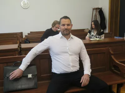 Maribor, Okrozno sodisce.Predobravnavni narok zoper davcnega poznavalca Roka Snezica zaradi obtozb o oskodovanju upnikov.