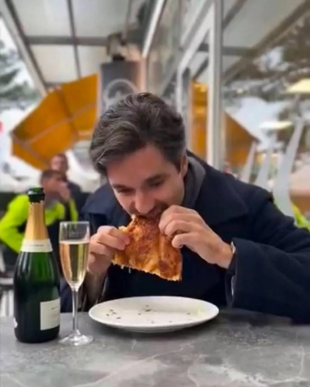 Potvorjena fotografija, Luka Mesec, twitter