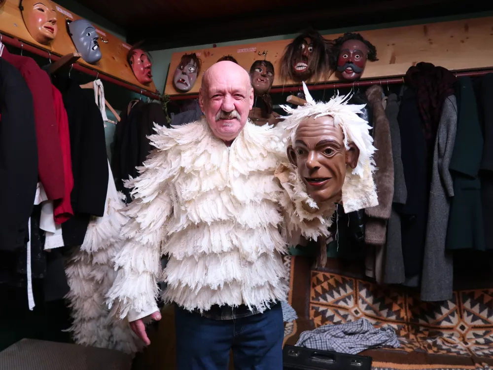 Laufarija Cerkno. Laufarkomanda, priprave napustovanje, laufarji, 70-obletnica ponovne oživitve &scaron;ege, pustne &scaron;ege, Cerkljanska, Ivan Černilogar, član dru&scaron;tva od 1973 / Foto: Nata&scaron;a Bucik Ozebek