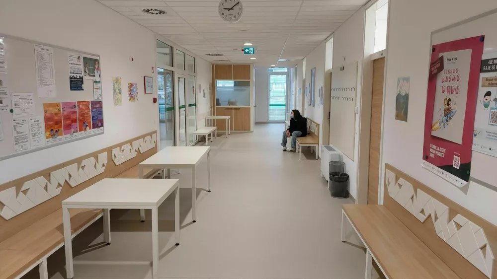 skoraj prazna čakalnica ambulante zdravstvenega doma / Foto: Bo&scaron;tjan Istenič