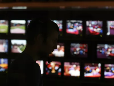 Hi&scaron;a Big Brother, resničnostni &scaron;ov &ndash; oddaja televizije Kanala A,- dvanajst tekmovalcev živi v hi&scaron;i 84 dni izolirani od zunanjega sveta - - v hi&scaron;i imajo samo najnujnej&scaron;e stvari za preživetje, nimajo pa televizije, telefonov, časopisov in interneta. - gledalci lahko proti plačilu v živo spremljajo tekmovalce preko spletne strani. - vsak teden stanovalci izberejo dva sostanovalca za izselitev, gledalci pa preko SMS sporočil stanovalca izločijo. -   - tisti, ki ostane do konca, prejme 75.000 EUR nagrade.// FOTO: Luka CjuhaOPOMBA: ZA OBJAVO V PRILOGI &ndash; DNEVNIKOV OBJEKTIV - REPORTAŽA / Foto: Luka Cjuha