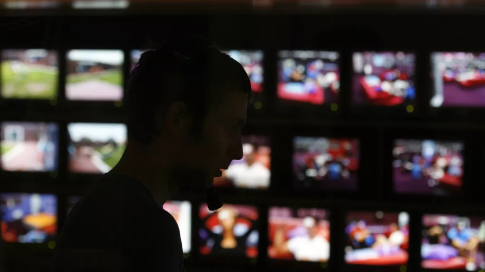 Hi&scaron;a Big Brother, resničnostni &scaron;ov &ndash; oddaja televizije Kanala A,- dvanajst tekmovalcev živi v hi&scaron;i 84 dni izolirani od zunanjega sveta - - v hi&scaron;i imajo samo najnujnej&scaron;e stvari za preživetje, nimajo pa televizije, telefonov, časopisov in interneta. - gledalci lahko proti plačilu v živo spremljajo tekmovalce preko spletne strani. - vsak teden stanovalci izberejo dva sostanovalca za izselitev, gledalci pa preko SMS sporočil stanovalca izločijo. -   - tisti, ki ostane do konca, prejme 75.000 EUR nagrade.// FOTO: Luka CjuhaOPOMBA: ZA OBJAVO V PRILOGI &ndash; DNEVNIKOV OBJEKTIV - REPORTAŽA / Foto: Luka Cjuha