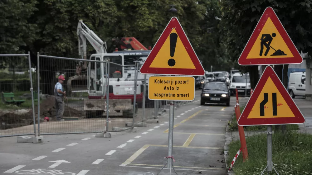 - Prometni znaki, na gosto postavljena prometna signalizacija, prometni znak nevarnost na cesti - delo na cessti - zoženje ceste - dopolnilna tabla kolesarji pozor - avto   //FOTO: Luka Cjuha.