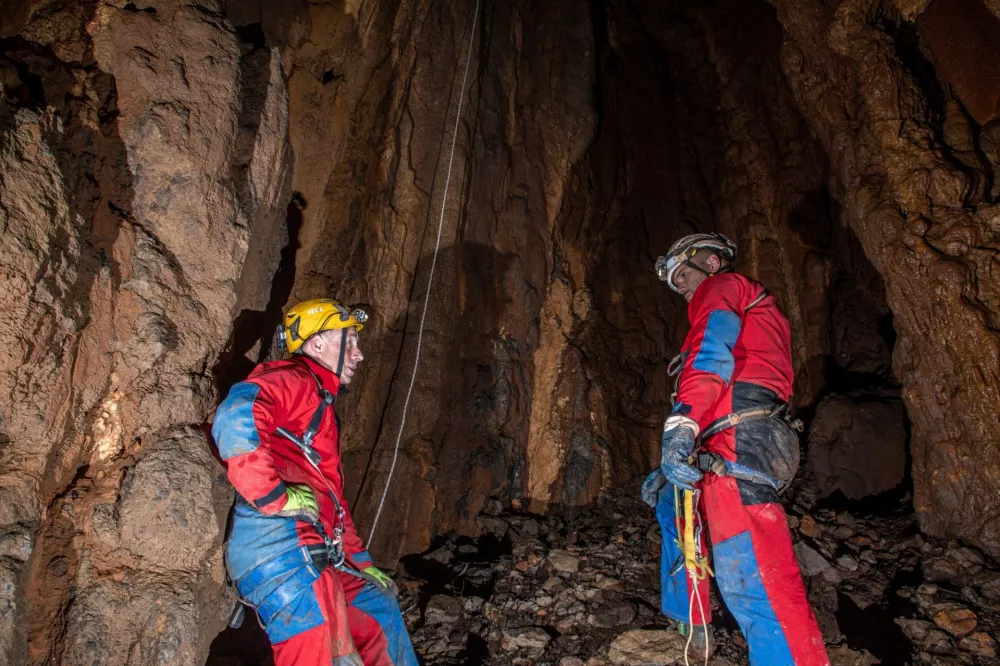 Jamar Andrej Peca, ki je v Pecovi jami v Dolu pri Vogljah odkril 4800 let stara okostja ljudi, jamarstvo, arheologija, zgodovina, prazgodovina, bekrena doba / Foto: Domen Mahne