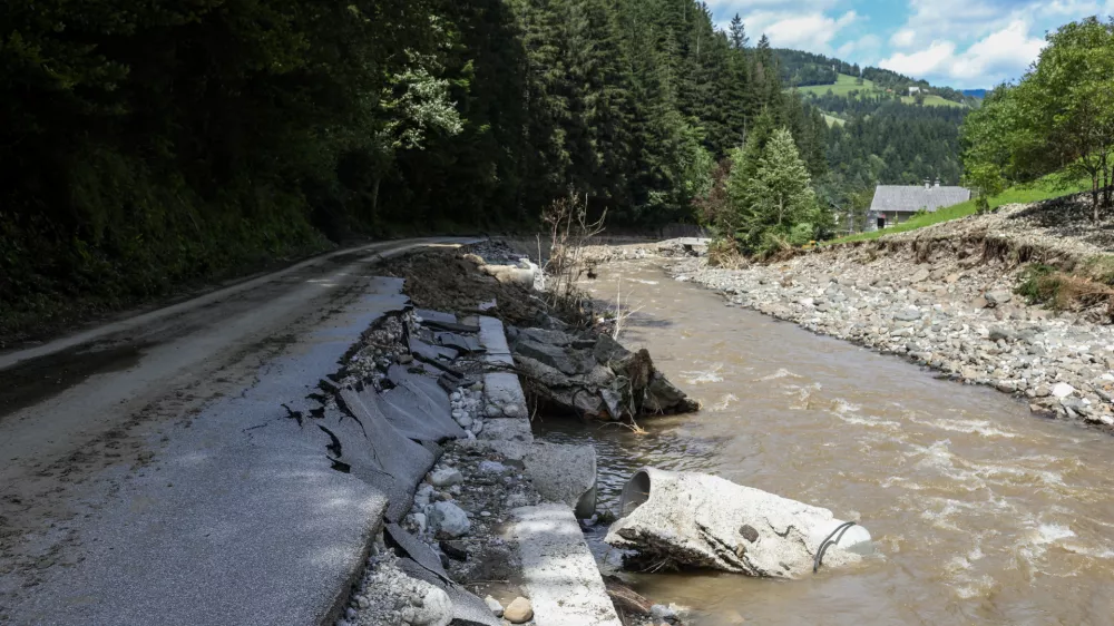 Uničena cesta Podveža- Podvolovljek - Savinjska dolina - odpravljanje posledic poplav &ndash; sanacija &scaron;kode -  - 08.08.2023 &ndash; najhuj&scaron;a naravna ujma v zgodovini Slovenije - prizadeti dve tretjini države - ujma - poplave &ndash; zemeljski plazovi &ndash; //FOTO: Bojan Velikonja / Foto: Bojan Velikonja
