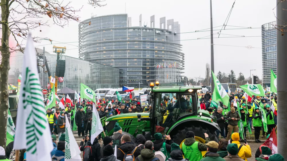 20 January 2026, France, Strasbourg: Farmers protest in front of the European Parliament building in Strasbourg against the EU Mercosur agreement. The French agricultural association FNSEA announced the demonstration, thousands of farmers and around 1,000 tractors are expected to attend. Photo: Philipp von Ditfurth/dpa
