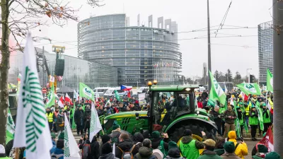 20 January 2026, France, Strasbourg: Farmers protest in front of the European Parliament building in Strasbourg against the EU Mercosur agreement. The French agricultural association FNSEA announced the demonstration, thousands of farmers and around 1,000 tractors are expected to attend. Photo: Philipp von Ditfurth/dpa