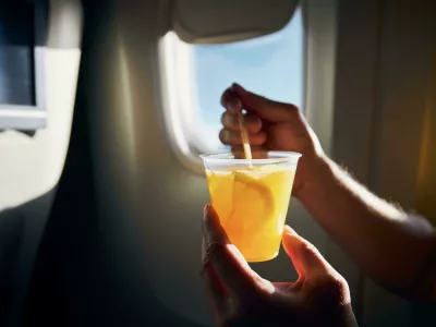 Alkohol na letalu. Foto: Reuters/Alamy