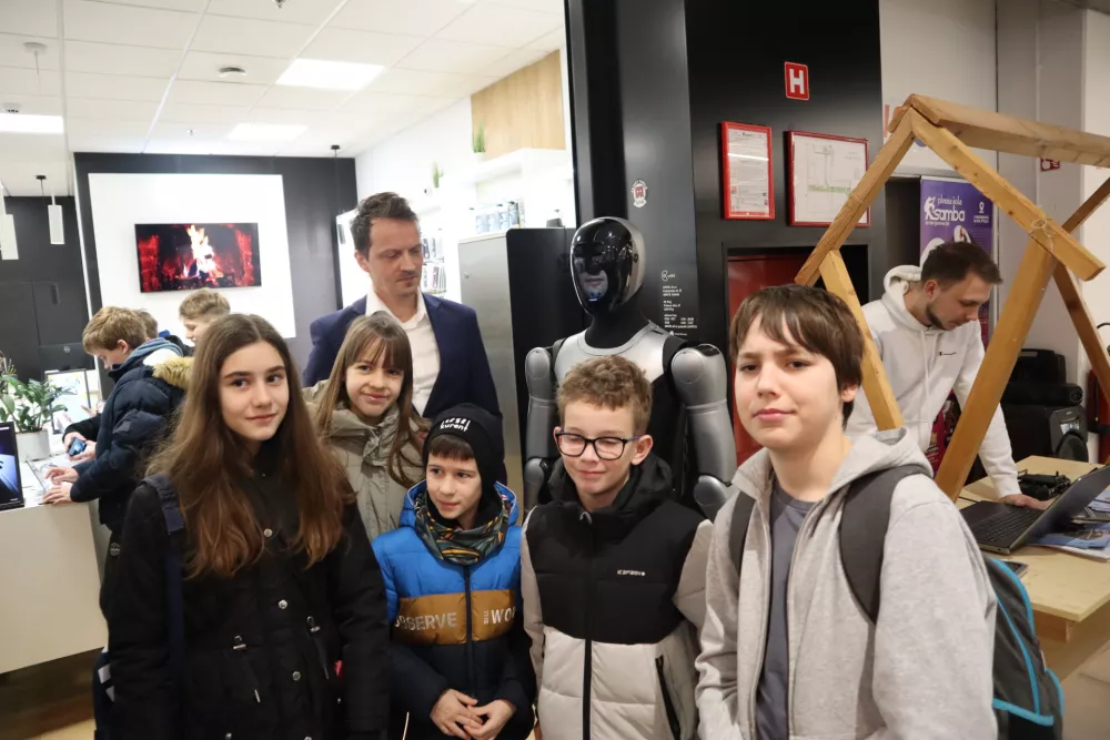 Ptuj, Qcenter.Javna predstavitev humanoidnega robota Maxa. 