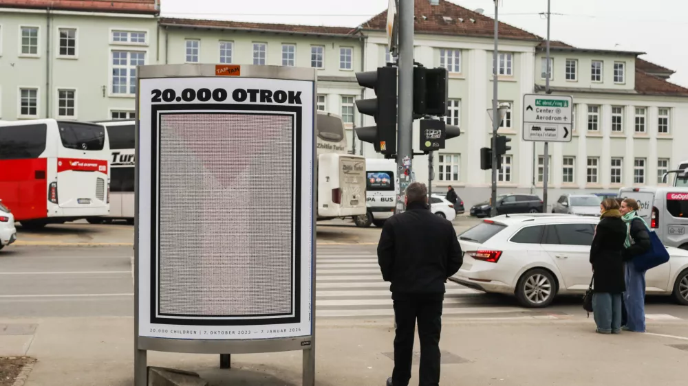  - 21.01.2026. - Reklamni plakat Tam Tam z naslovnico Dnevnikovega Objektiva z vizulnim komentarjem Tomato Ko&scaron;irja na Trgu OF.- Naslovnica Objektiv, Tomato Ko&scaron;ir,//FOTO: Bojan Velikonja