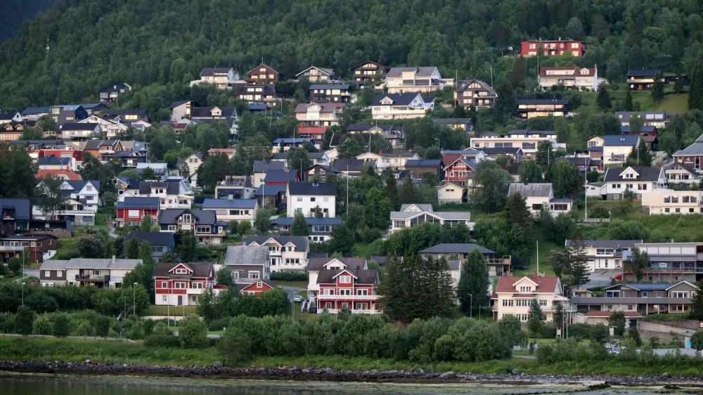 2YPKW2P Coastal landscape of the Norwegian island of Tromsoya