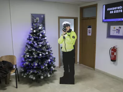 - silhueta policistka in radar - 15.01.2024 - Agencija za varnost prometa - izjava za medije ob začetku prve nacionalne preventivne akcije osredotoči se na cesto in predaja silhuet policistke z radarjem; //FOTO: Jaka Gasar