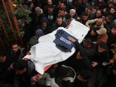 Mourners carry the body of one of the Palestinian journalists killed in an Israeli airstrike on Wednesday, in Khan Younis, in the southern Gaza Strip, January 21, 2026. REUTERS/Ramadan Abed