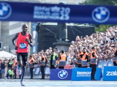 20 September 2025, Berlin: Sabastian Sawe from Kenya and crosses the finish line first during the 51st Berlin Marathon. Photo: Andreas Gora/dpa