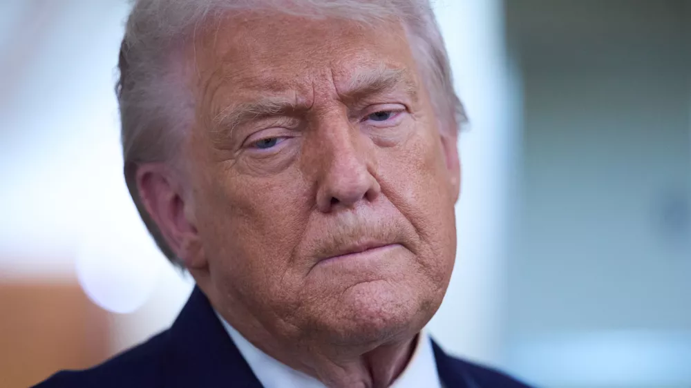 President Donald Trump speaks with reporters aboard Air Force One after leaving the World Economic Forum in Davos for Washington, Thursday, Jan. 22, 2026. (AP Photo/Evan Vucci) / Foto: Evan Vucci