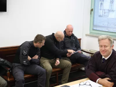 Nobeden od policistov obtožbenih očitkov ni priznal. Na sliki (z leve): Rok Jerman, Gregor Sukovič in Vojko Mlakar ter odvetnik Uro&scaron; Miklič. F Večer