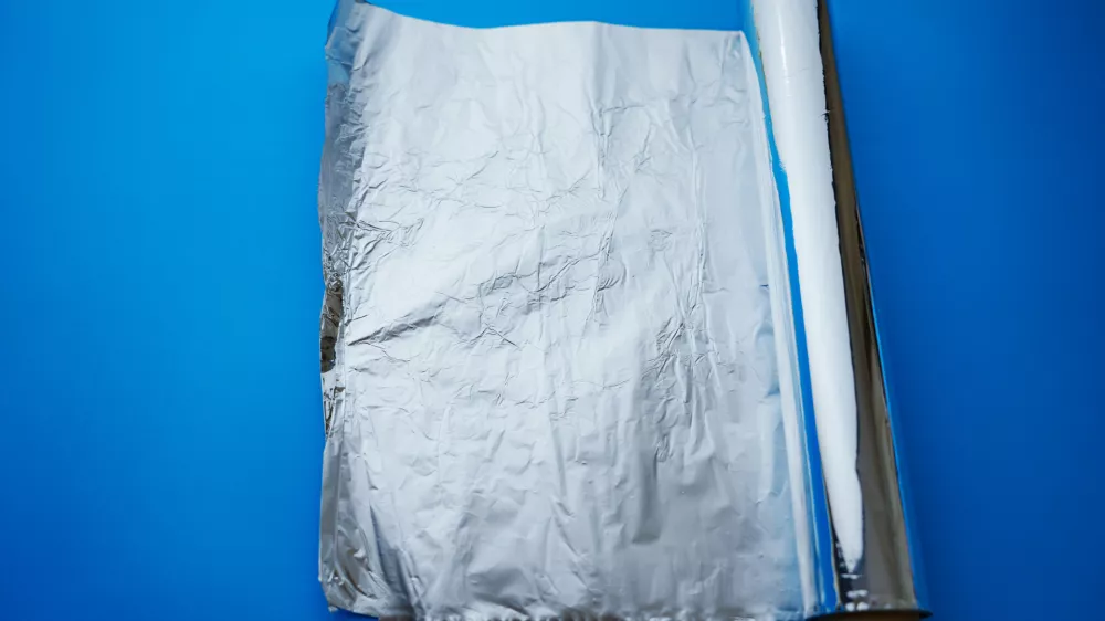 Folija je vsestransko uporabna, imamo jo pa bržkone vsi doma. / Foto: Istock