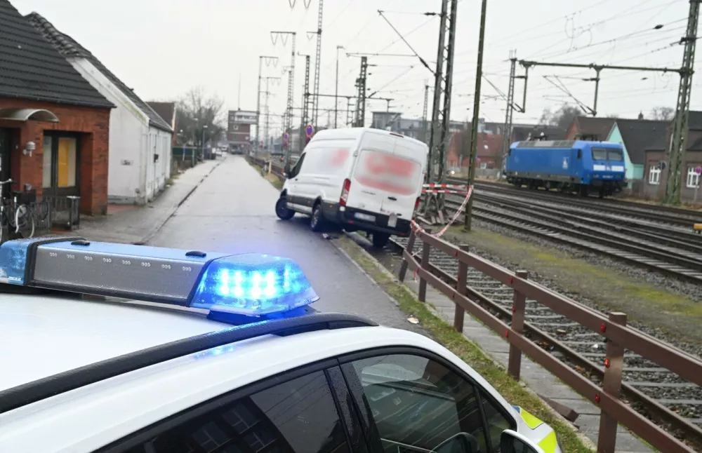 23 January 2026, Lower Saxony, Leer: A delivery van left the road due to the icy conditions and ended up in the track bed of a railroad line. Photo: Lars Penning/dpa - ATTENTION: The company logo on the vehicle has been pixelated for legal reasons,Image: 1068563728, License: Rights-managed, Restrictions: GERMANY OUT, Model Release: no