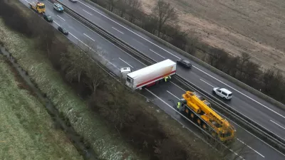 23 January 2026, Lower Saxony, Leer: On the A31 between the Leer interchange and the Leer Nord junction, a truck crashed into the crash barrier in icy conditions. The highway was closed there. Photo: Lars Penning/dpa - ATTENTION: The company logo on the vehicle has been pixelated for legal reasons,Image: 1068563742, License: Rights-managed, Restrictions: GERMANY OUT, Model Release: no