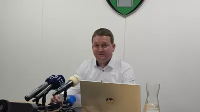 Župan Železnikov ostaja prilepljen na dva stolčka