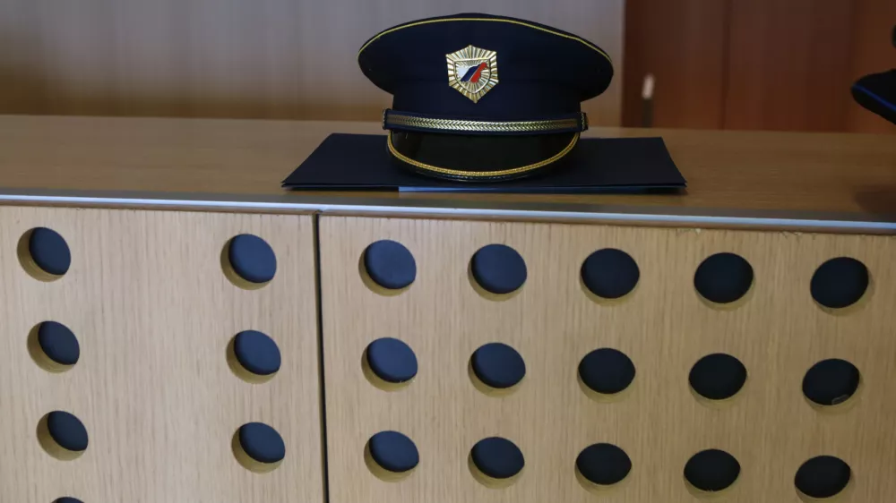 - simbolična fotografija - policijska uniforma - kapa - 27.06.2016 - POLICIJA - Dan Policije - Osrednja prireditev ob dnevu slovenske policije v spomin na organiziran in profesionalen upor agresorju na ozemlju Republike Slovenije ter v spomin na dogodek leta 1991, ko so se policisti spopadli z Jugoslovansko ljudsko armado na mejnem prehodu Holmec,  //FOTO: Luka Cjuha