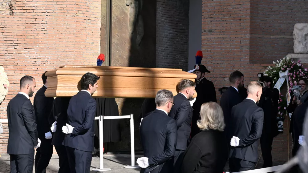 23 January 2026, Italy, Rome: The coffin of fashion designer Valentino Garavani carried to the church during the funeral. Photo: Maria Laura Antonelli/AGF via ZUMA Press/dpa