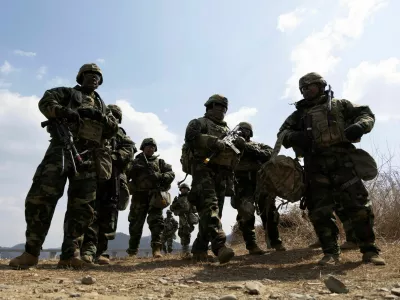 FILE PHOTO: US soldiers from the 11th Engineer Battalion and 2nd Infantry Combined Division participate in the joint river-crossing exercise conducted for South Korean and US soldiers in Yeoncheon, Gyeonggi province, South Korea, 20 March 2024. JEON HEON-KYUN/Pool via REUTERS/File Photo
