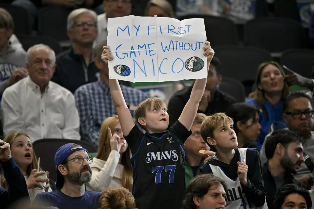 Fotografija mladega navijača&nbsp;z napisom &raquo;To je moja prva tekma brez Nica&laquo;&nbsp;je novembra lani ob&scaron;la svet. / Foto: Profimedia