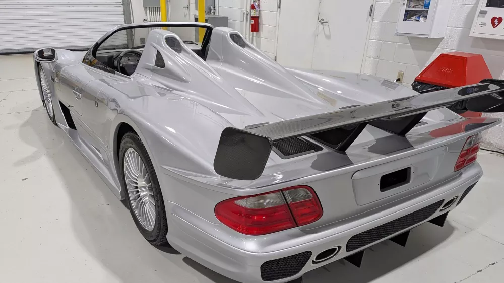 Lastnik 13 milijinov dolarjev vrednega vozila Mercedes CLK-GTR, naj bi bil Ryan James Wedding.&nbsp; Foto: FBI via AP