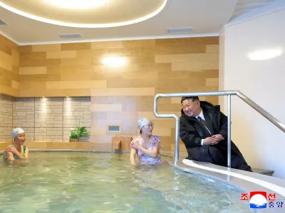 Kim Jong Un med preverjanjem stanja bazena in zadovoljstva kopalcev. Foto: Profimedia