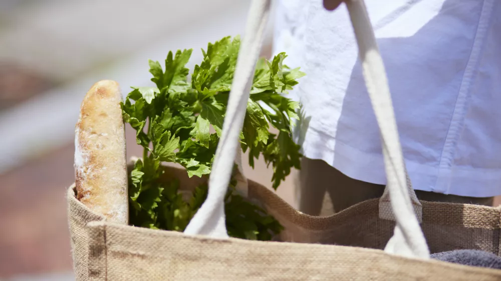 Analize različnih ustanov in javnozdravstvenih ustanov so na neoprani tkanini ali mreži vrečke zasledile&nbsp;bakterije. / Foto:&nbsp;Getty Images
