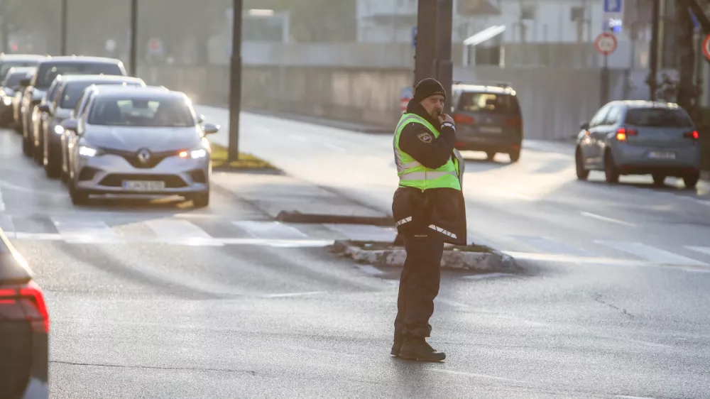 - Policija, Prometna konica v Ljubljani,- 18.12.2025. - Policist ureja promet v križi&scaron;ču Bleiweisove, Gosposvetske, Tivolske in Celov&scaron;ke ceste.//FOTO: Bojan Velikonja