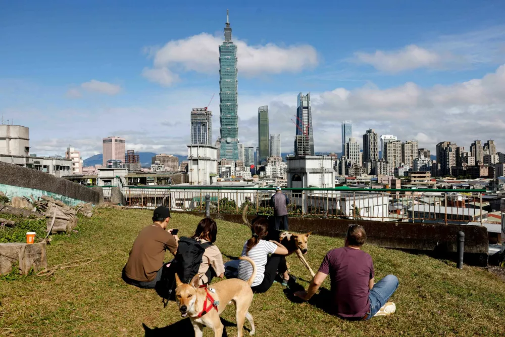 People gather to watch climber Alex Honnold free soloing Taipei 101 Skyscraper in Taipei, Taiwan, January 25, 2026 REUTERS/Ann Wang