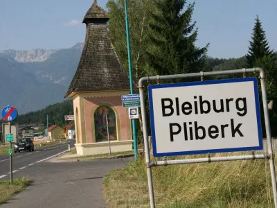 Orttafel Bleiburg neu menjava krajevnih tabel na Avstrijskem Koro&scaron;kem Pliberg