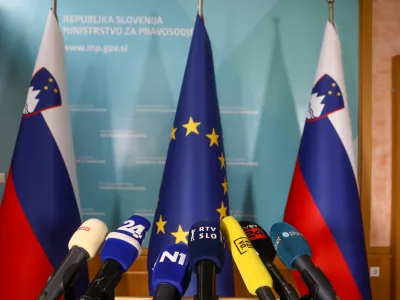 Simbolična fotografija - mediji - novinarji - mikrofoni - medijski zakon15.12.2025 - Ministrica za pravosodje mag. Andreja Kokalj in minister za notranje zadeve Branko Zlobko bosta danes, 15. decembra 2025, podala izjavo za javnost glede primera smrti mo&scaron;kega v Novem mestu konec oktobra letos.Foto: Luka Cjuha